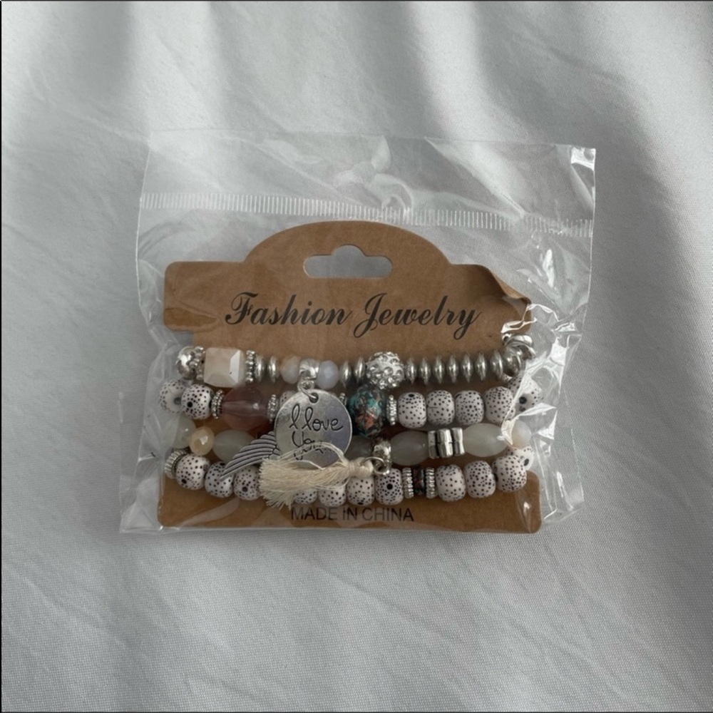 White Beaded Alloy Wing & Love Tag Stretchy Bead Bracelet! - Picture 3 of 4